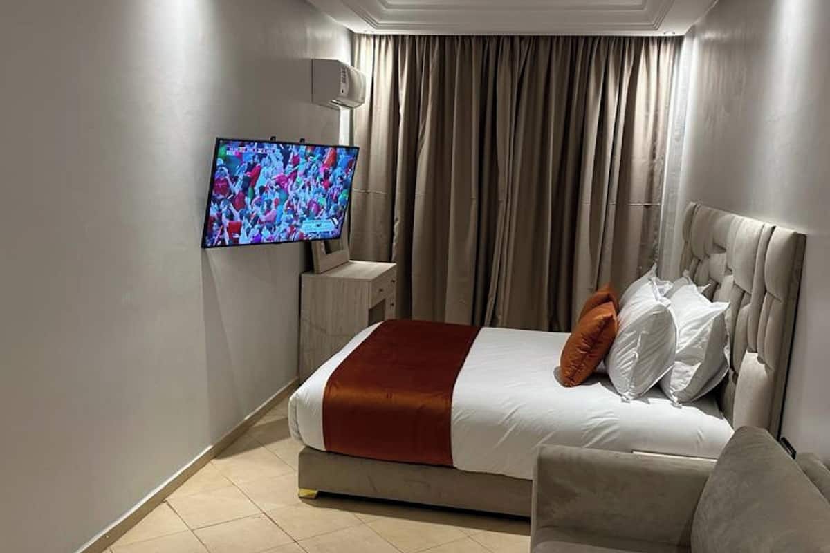 Apartamento premium, 2 quartos | 1 quarto, roupas de cama premium, cofres nos quartos