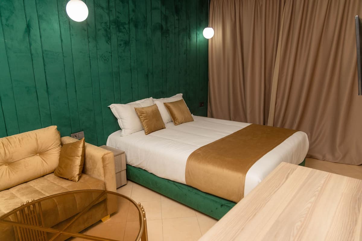 Apartamento luxo, 2 quartos | 1 quarto, roupas de cama premium, cofres nos quartos