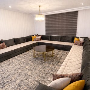 Appartement Standard, 1 chambre | Aire de séjour | Téléviseur à DEL, lecteur de DVD, station d’accueil pour iPod, bureau