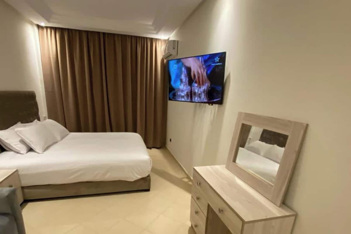 Apartamento superior, 2 quartos | 1 quarto, roupas de cama premium, cofres nos quartos