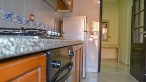 A kitchen with a stove, oven, and refrigerator. - Residence La perle de l'atlas (Marrakech)