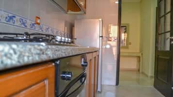 Superior Apartment, 2 Bedrooms | Dapur peribadi | Peti sejuk, ketuhar gelombang mikro, ketuhar, dapur