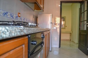 Appartement supérieur, 2 chambres | Cuisine privée | Réfrigérateur, four à micro-ondes, un four, surface de cuisson