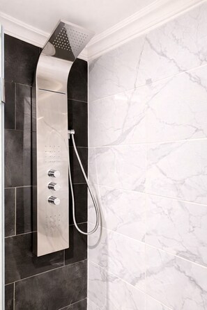 Premium Apartment, 2 Bedrooms | Bathroom | Rainfall showerhead, free toiletries, hair dryer, bidet