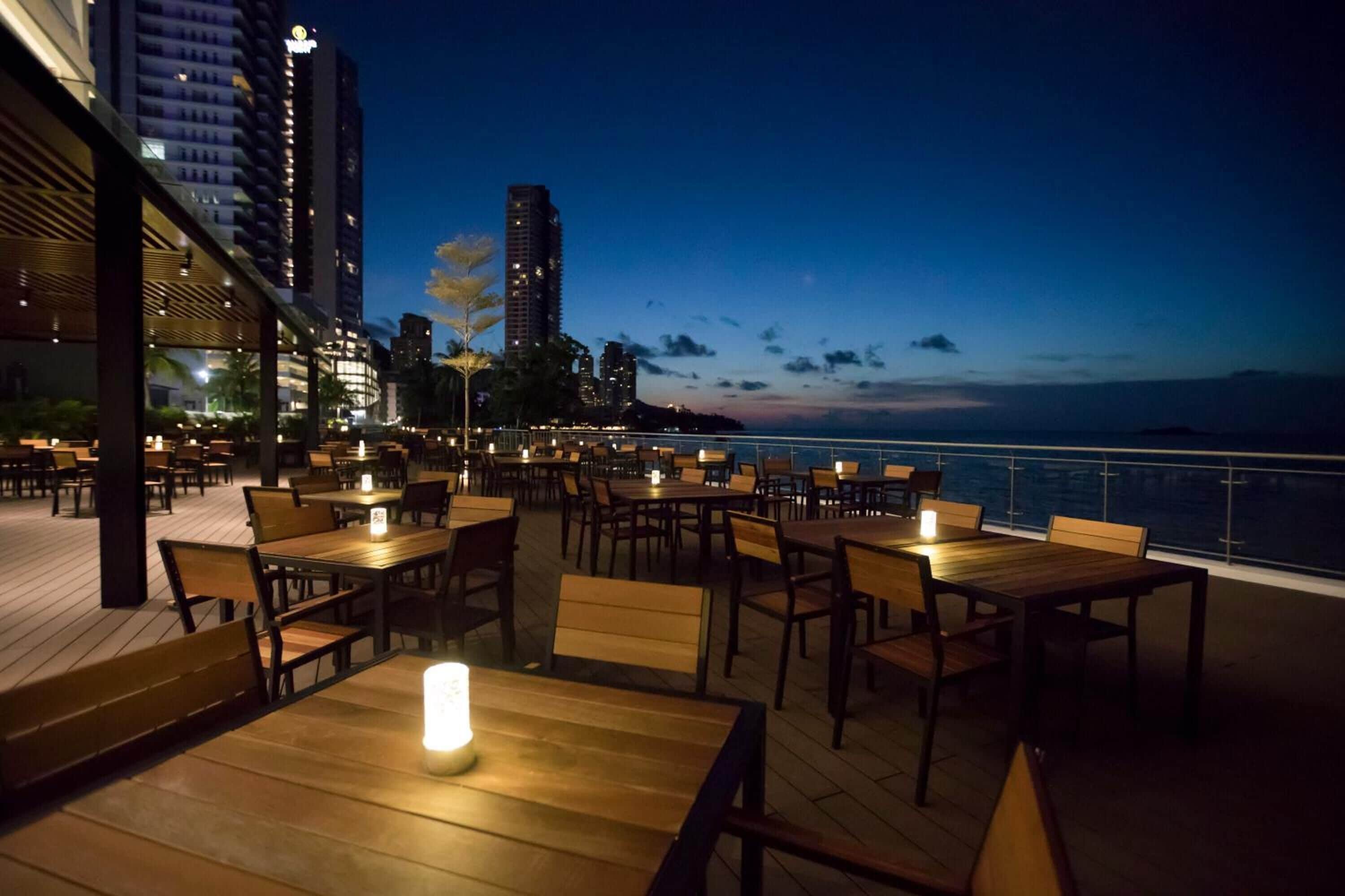 2 restaurants, breakfast served