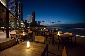 2 restaurants, breakfast served - Hompton by the Beach Penang (George Town)