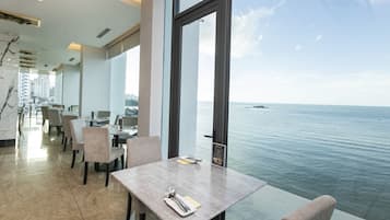 2 restaurants, breakfast served