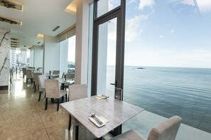 2 restaurants, breakfast served - Hompton by the Beach Penang (George Town)