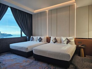 Sky Suite - Double Queen | Minibar, safe på rommet, skrivebord og blendingsgardiner