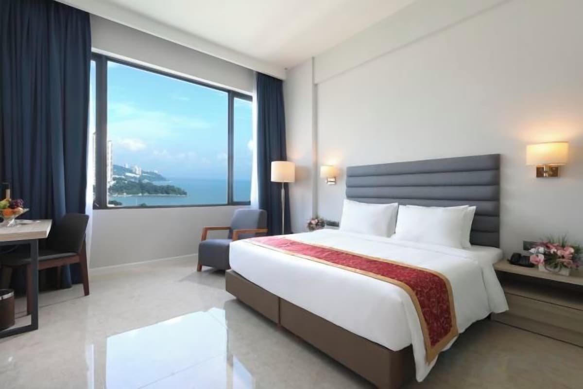 Minibar, brankas, meja kerja, dan tirai kedap cahaya