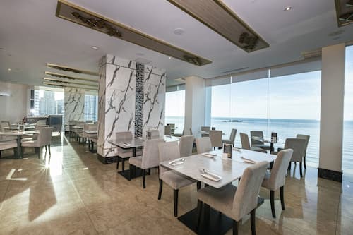 2 restaurants, breakfast served