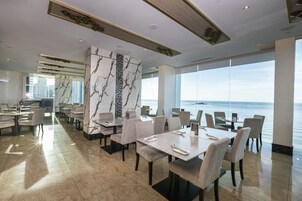 2 restaurants, breakfast served