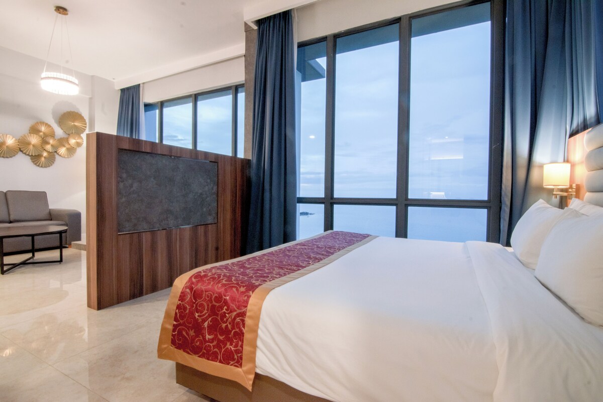Frigobar, cofres nos quartos, escrivaninha, cortinas blackout
