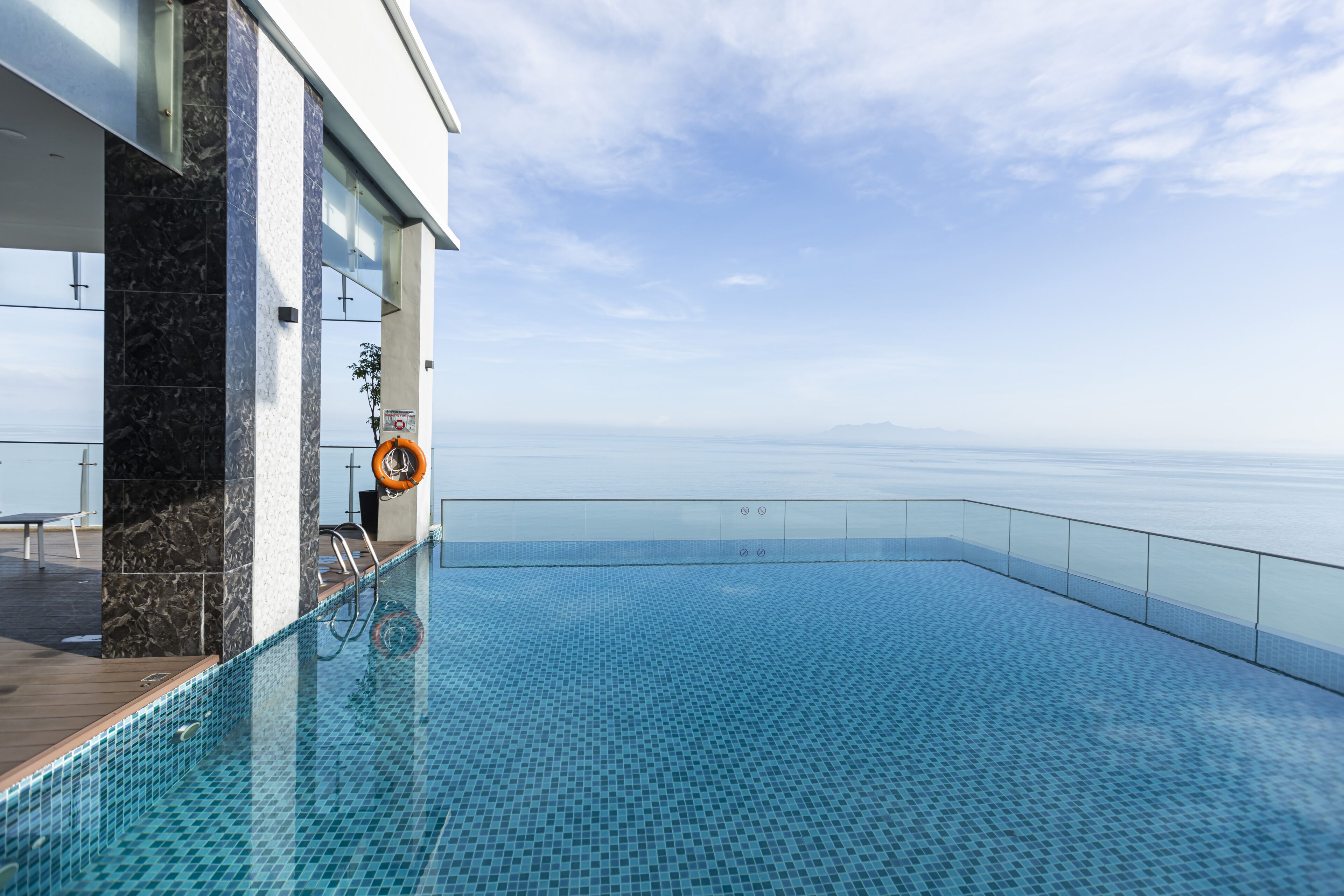 outdoor pool, open 8:00 am to 8:00 pm, pool loungers