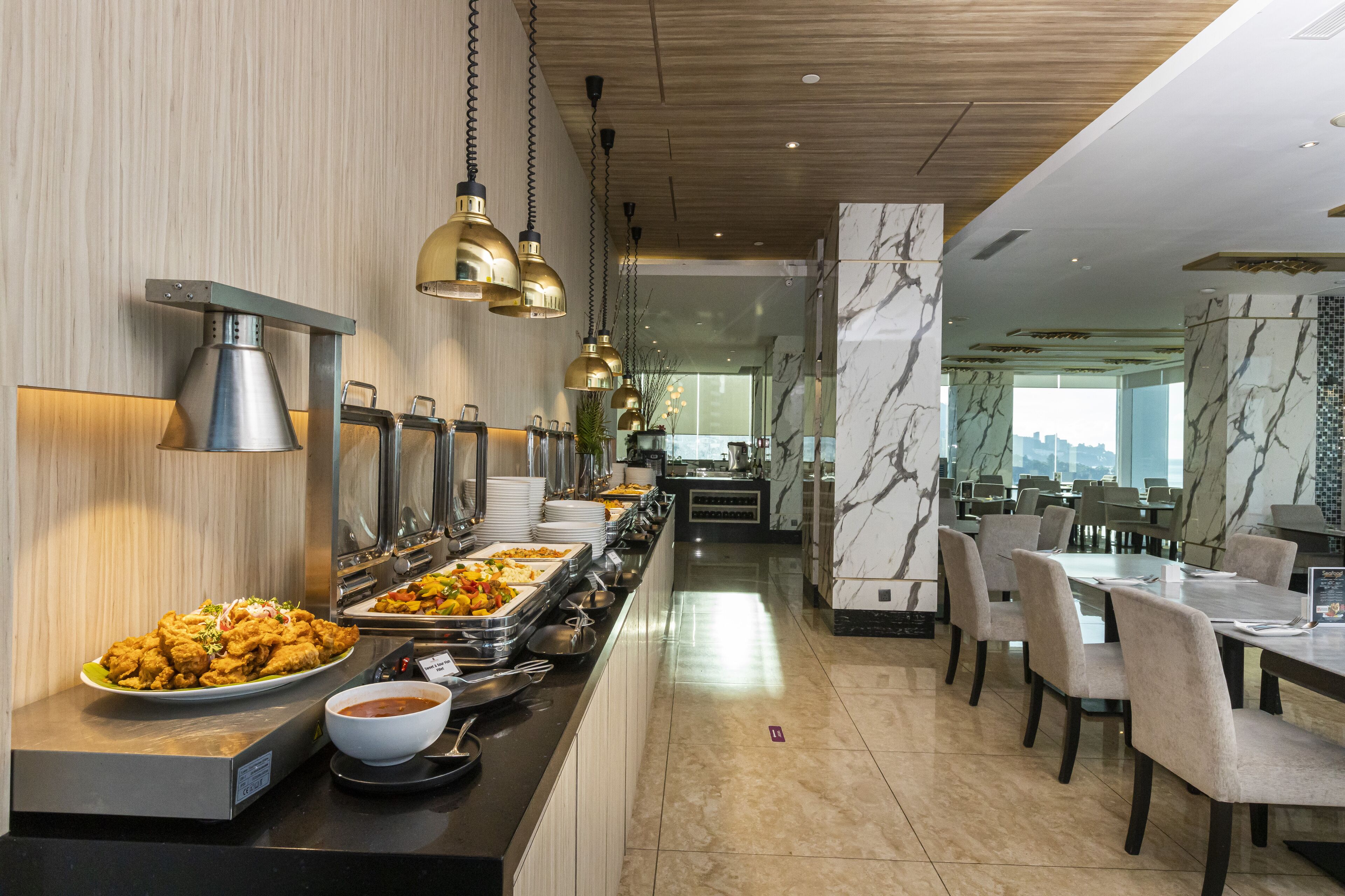 2 restaurants, breakfast served