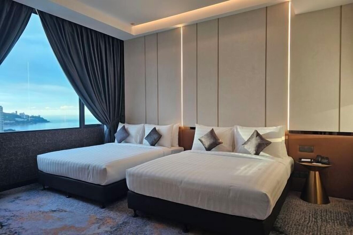 Frigobar, cofres nos quartos, escrivaninha, cortinas blackout