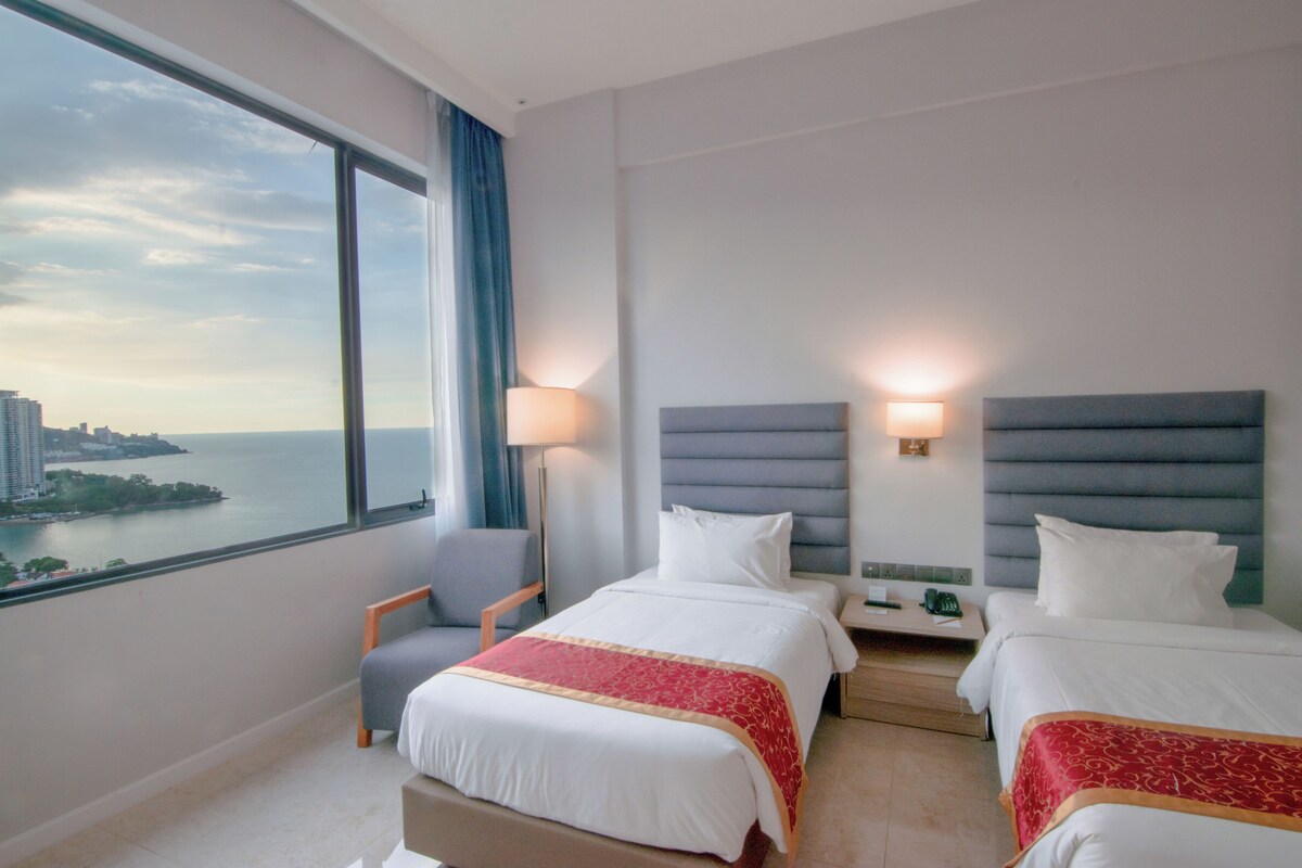 Frigobar, cofres nos quartos, escrivaninha, cortinas blackout