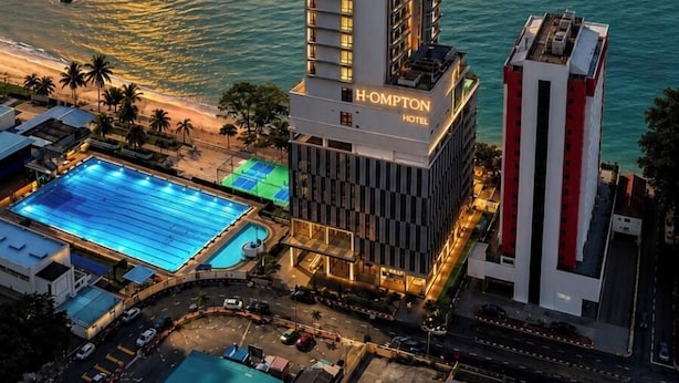 A high-rise hotel with a pool and beachfront view. - Hompton by the Beach Penang (George Town)