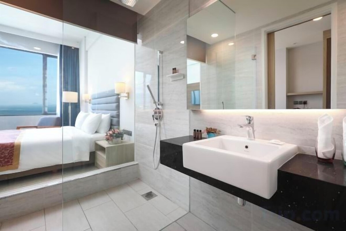 Kamar mandi | Shower, perlengkapan mandi gratis, pengering rambut, dan jubah mandi