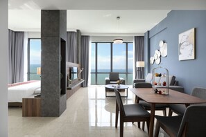Suite – premium | Minibar, safe på rommet, skrivebord og blendingsgardiner