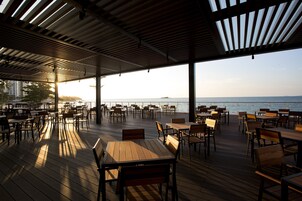 2 restaurants; breakfast, lunch and dinner served