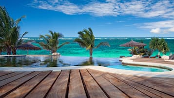 Een buitenzwembad, gratis zwembadcabana's, parasols voor strand/zwembad