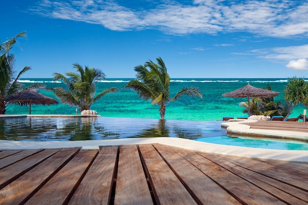 Piscina externa, barracas de cortesia, guarda-sóis