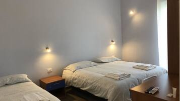 Dreibettzimmer | Schreibtisch, schallisolierte Zimmer, kostenloses WLAN, Bettwäsche