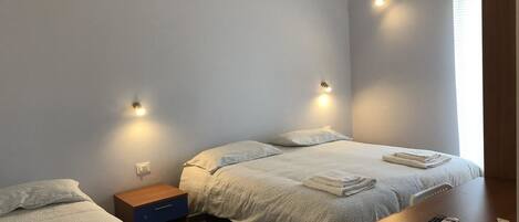 Chambre Triple | Bureau, chambres insonorisées, Wi-Fi gratuit, draps fournis