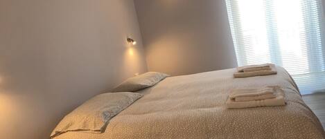 Classic Double or Twin Room, Ensuite, Mountain View | Desk, soundproofing, free WiFi, bed sheets