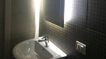 Doccia, soffione a pioggia, bidet, asciugamani