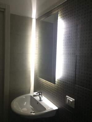 Pancuran mandi, hulu semburan mandi hujan, bidet, tuala disediakan 