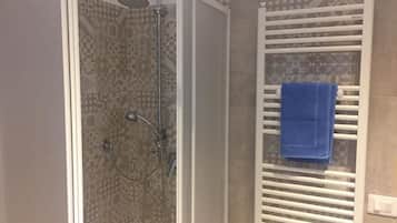 Classic-Doppel- oder -Zweibettzimmer, mit Bad, Bergblick | Badezimmer | Dusche, Regendusche, Bidet, Handtücher