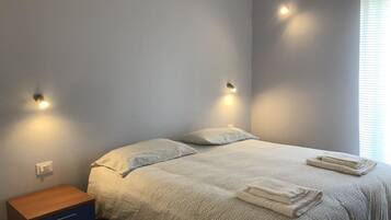 Desk, soundproofing, free WiFi, bed sheets