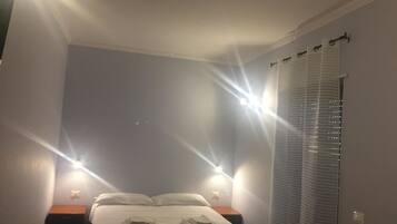 Una scrivania, insonorizzazione, Wi-Fi gratuito, lenzuola