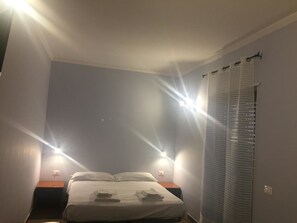 Meja, kalis bunyi, Wi-fi percuma, cadar katil 