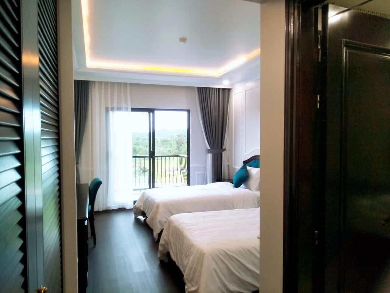 Minibar, két bảo mật tại phòng, bàn, màn/rèm cản sáng 