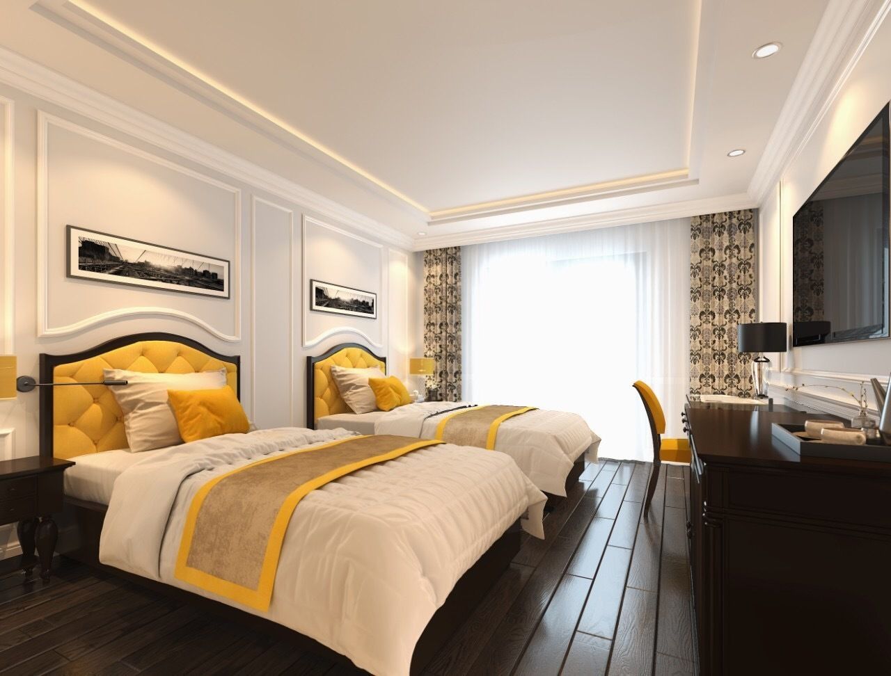 Habitación de hotel con dos camas, un escritorio, una silla y un televisor.