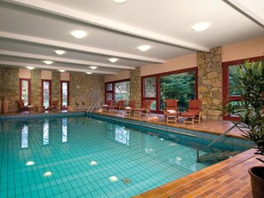 Piscina interna, espreguiçadeiras