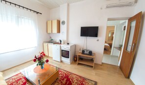 City Apartment, 2 Bedrooms, Terrace | Private kitchen