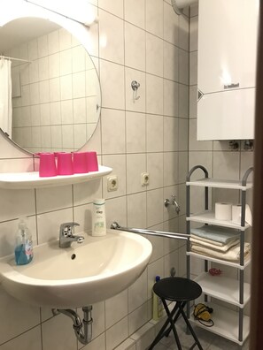 Dusche, Haartrockner, Handtücher