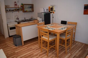 Apartment 1 | Private kitchen | Fridge, microwave, oven, stovetop - City Apartment Bremen (Bremen)