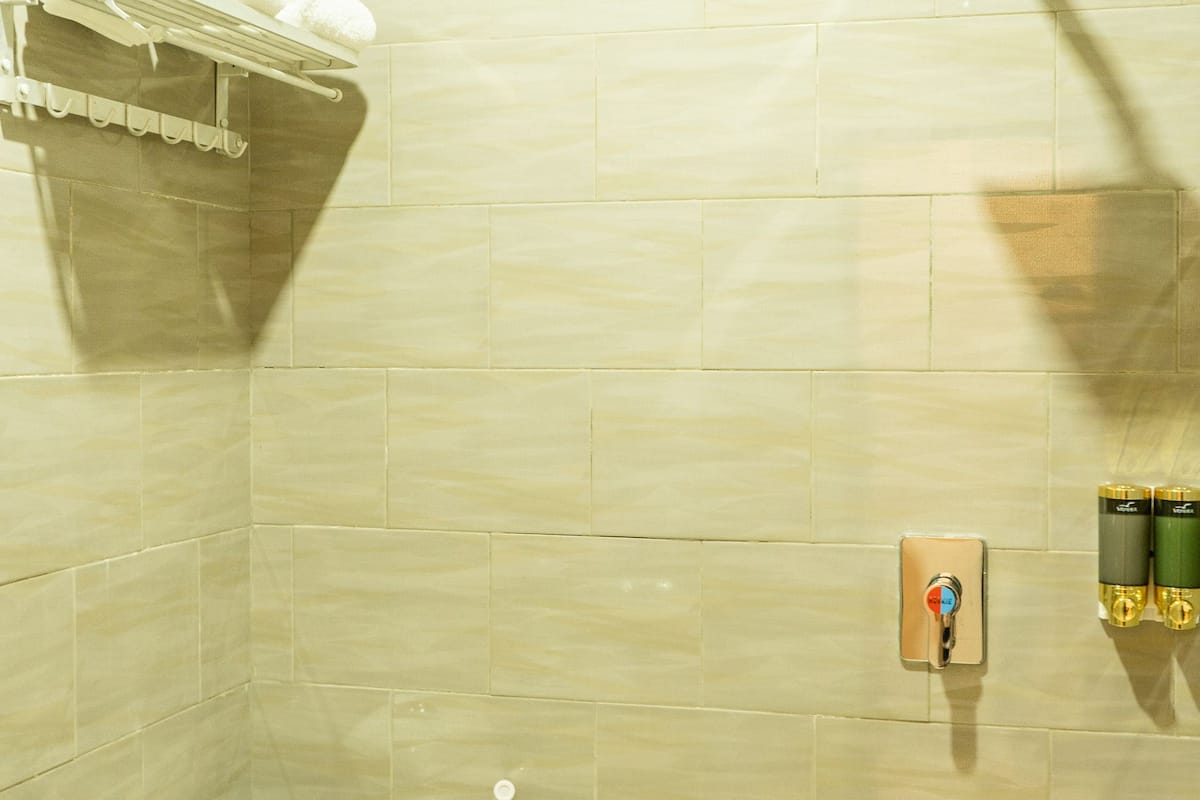 standard double room, 1 double bed | bathroom | shower, slippers, towels