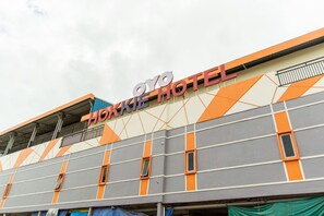 The exterior of the Oyo Hotel with a modern design featuring geometric patterns and a prominent sign. - Hokkie Hotel Punggur Batam (Batam)