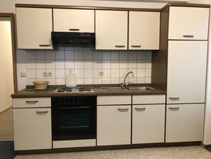 Apartment (2) | Private kitchen | Fridge, microwave, oven, stovetop - Ferienwohnungen Viktoria (Bad Bertrich)