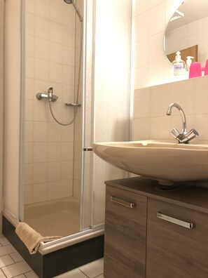 Shower, free toiletries, towels, toilet paper - Ferienwohnungen Viktoria (Bad Bertrich)