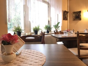 Desayuno buffet (EUR 9 por persona)