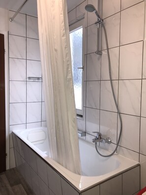 Habitación básica doble | Baño | Amenidades de baño gratuitas, secadora de cabello, toallas