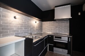 Apartemen Deluks (Studio) | Dapur pribadi | Lemari es, microwave, kompor, dan mesin pencuci piring