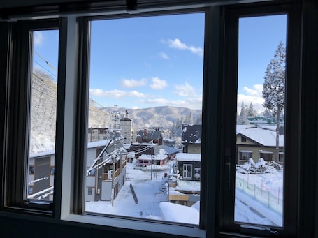 Luxury Apartment, Non Smoking, Mountain View (3) | 4 bedrooms, in-room safe, individually decorated, individually furnished